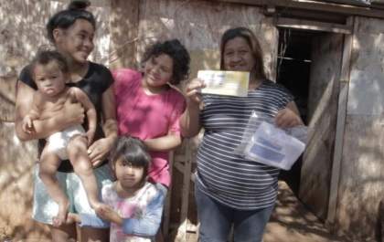 Cartão traz esperança para mãe que deixava de jantar para alimentar os filhos