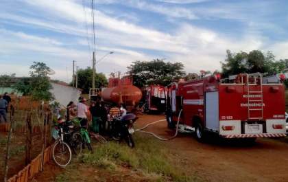 PMs salvam três pessoas da morte em incêndio a residência em Castilho