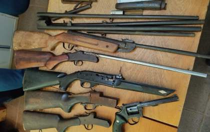 Polícia Civil prende três homens em flagrante e apreende arsenal de armas e entorpecentes em Ribas do Rio Pardo