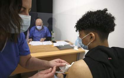 Adolescente com deficiência entra para grupo prioritário de vacinação