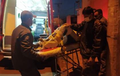 Mototaxista sofre fraturas no fêmur e joelho ao bater moto em poste
