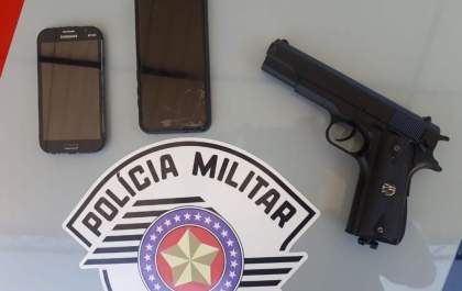 Dois são presos após roubo a empresa com arma de brinquedo