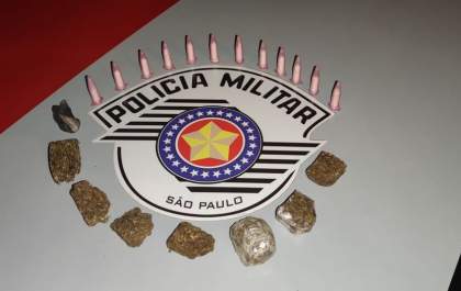 Polícia aprende drogas no início do final de semana