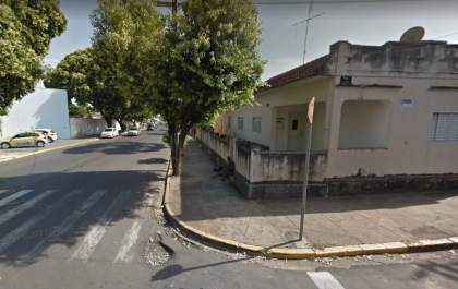 Homem é encontrado morto com faca cravada nas costas em casa na rua Do Fico