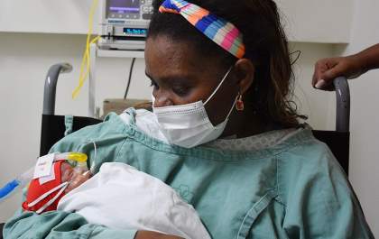 Após vencer covid, mãe pega filha no colo pela primeira vez
