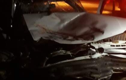 Homem fica ferido ao bater carro em caminhão em vicinal