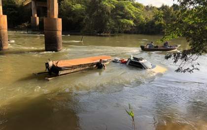Picape Fiat Strada cai dentro do Rio Sucuriú