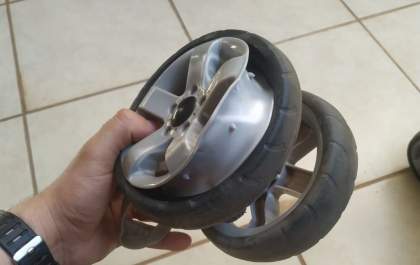Motorista foge após atropelar carrinho com bebê em cruzamento