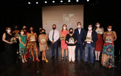 Vencedores recebem Troféu Odette Costa no teatro Castro Alves em Araçatuba