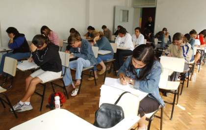 SP pagará R$ 1 mil para manter alunos do ensino médio na escola
