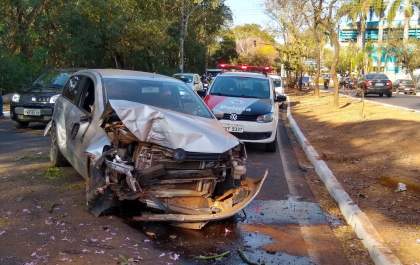 Condutor perde controle e bate carro em árvore na Pompeu