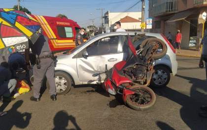 Carro colide em motociclista ao cruzar preferencial