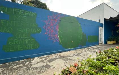 Imagem de Marielle Franco em muro de escola é coberta por tinta verde