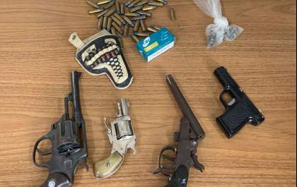 Dono de bar é preso com armas e cigarro contrabandeado em operação contra o jogo do bicho