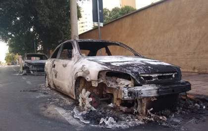 Carro incendiado durante assalto era de funcionária de lanchonete