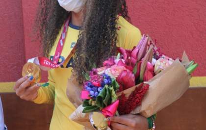 Paratleta Silvânia Costa é recepcionada com festa em TL