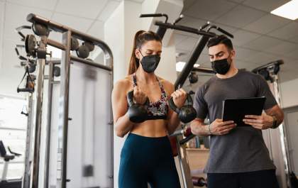 Dia do educador físico: mesmo fazendo exercícios em casa, orientação do profissional é essencial