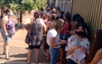 Com apenas dois locais e um dia, jovens de 14 a 17 anos enfretam fila antes mesmo de iniciar vacinação