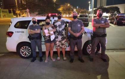 Policiais militares socorrem bebê que engasgou durante amamentação