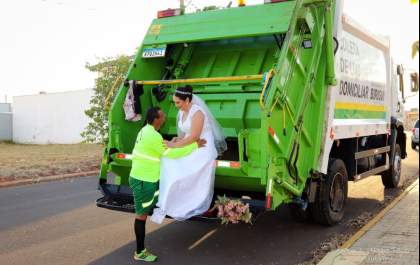 Casal faz ensaio de casamento inusitado em Birigui