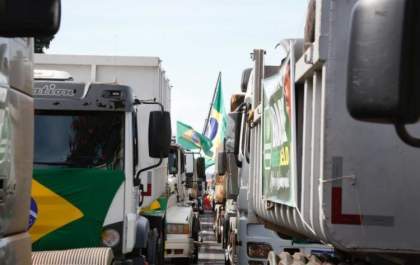 PRF desbloqueia rodovias ocupadas por caminhoneiros em 8 estados