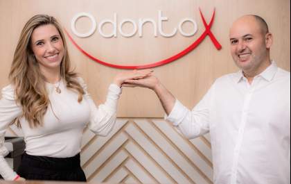 Profissionais da OdontoX abordam 4 mitos sobre o clareamento dental. Confira!