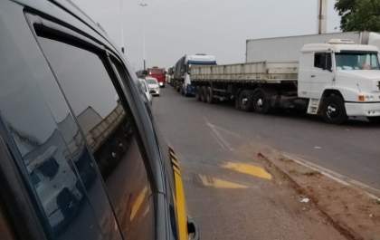 Manifestantes permanecem na rodovia BR-262 em Três Lagoas