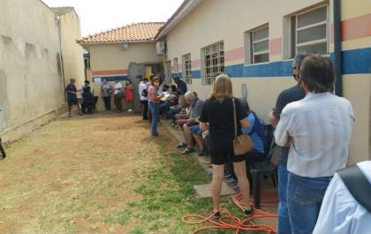 Mesmo com 4 pontos, andradinenses enfrentam filas para vacinação Covid