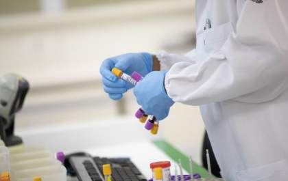 Dose de reforço para todos requer mais dados, diz infectologista