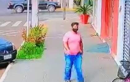 Você conhece este cara de pau? Ladrão furta bicicleta no Centro da cidade de Três Lagoas