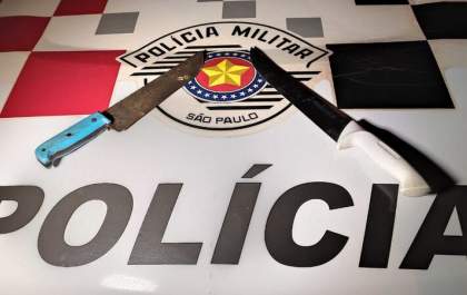 Homem é preso com 2 facas acusado de fazer idosa refém