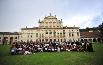Escola de negócios da Europa oferece bolsas de estudo para brasileiros