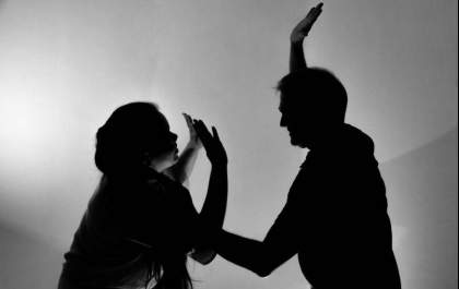 Discussão de casal em praça termina com rosto da esposa fraturado