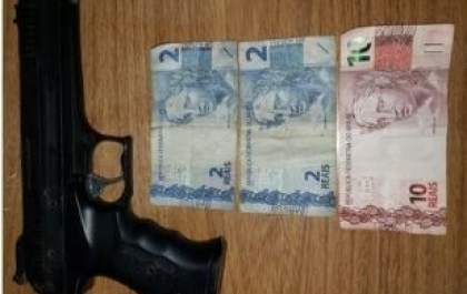 Homem é preso após fazer 2 roubos com arma de brinquedo