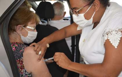 Birigui aplica 3ª dose em idosos maiores de 80 anos nesta terça