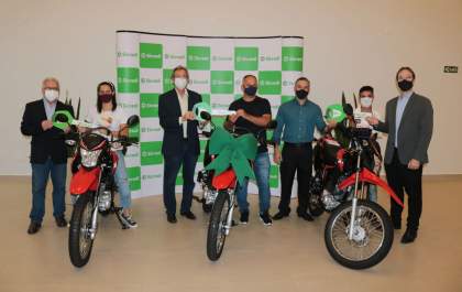 Sicredi entrega motos a ganhadores de promoção