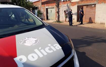 Homem encontrado morto em casa pode ter sido assassinado pelas costas