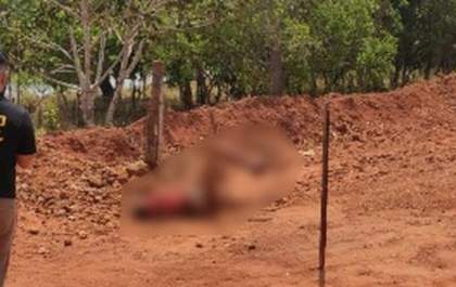 Homem embriagado fica preso em arame farpado, bate a cabeça em pedra e morre após ficar 6 horas sob o sol