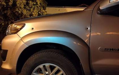 PM prende 3 acusados de atirar em família em caminhonete