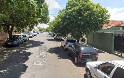 Professor é detido por embriaguez após bater carro em outro parado