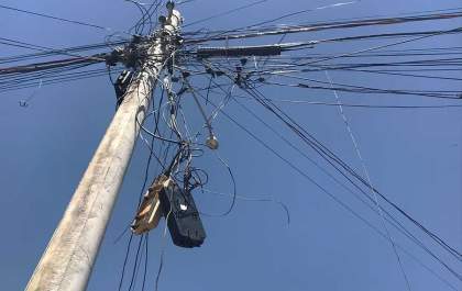 Câmara aprova requerimento sobre retirada de fios soltos em postes de energia