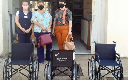 Rotary Bandeirantes doa cadeiras de rodas à Santa Casa de Araçatuba