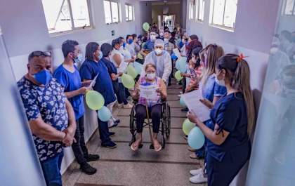 Última paciente atendida no Hospital Municipal recebe alta