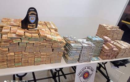 Polícia encontra R$ 11,5 milhões em dinheiro em cabine de caminhão