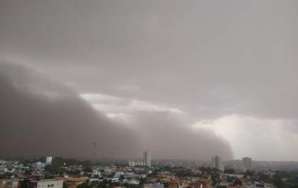 Temporal traz nuvem de poeira, derruba árvores destelha prédio em Araçatuba