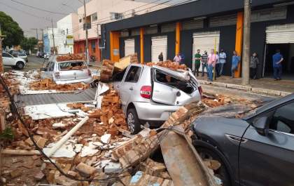 Parede de prédio em demolição cai sobre 3 veículos na Aguapeí