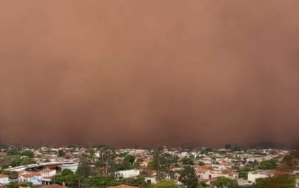 Fotos da tempestade de terra que passou pela região nesta sexta impressionam&nbsp;