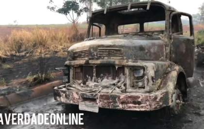 Caminhão fica destruído por incêndio durante tempestade de terra
