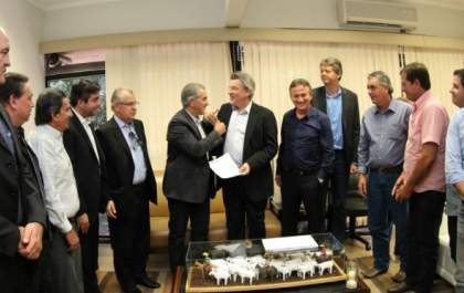Reinaldo Azambuja assina licença para instalação de fábrica de móveis de madeira em Água Clara