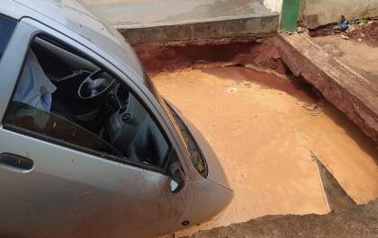 Carro despenca em fossa em manutenção no bairro Jardim Alvorada